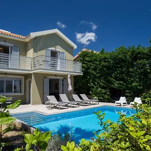 Beachfront Alexandra Villa